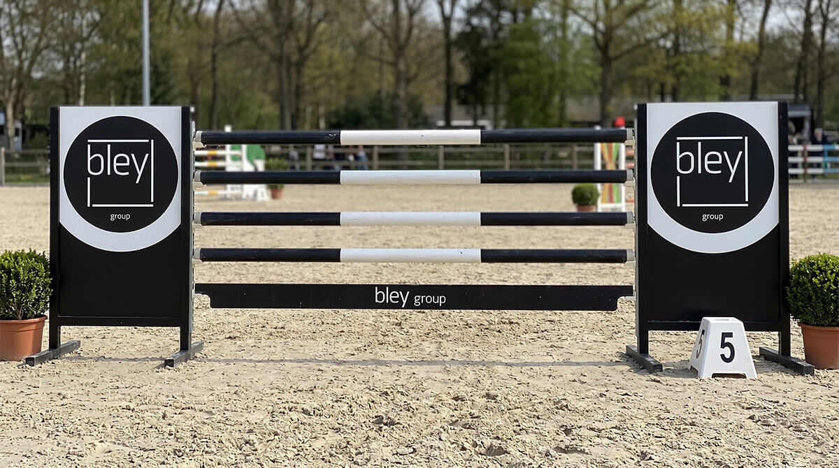 FAIRJUMP.eu Individuelle Werbeständer für den Pferdesport
