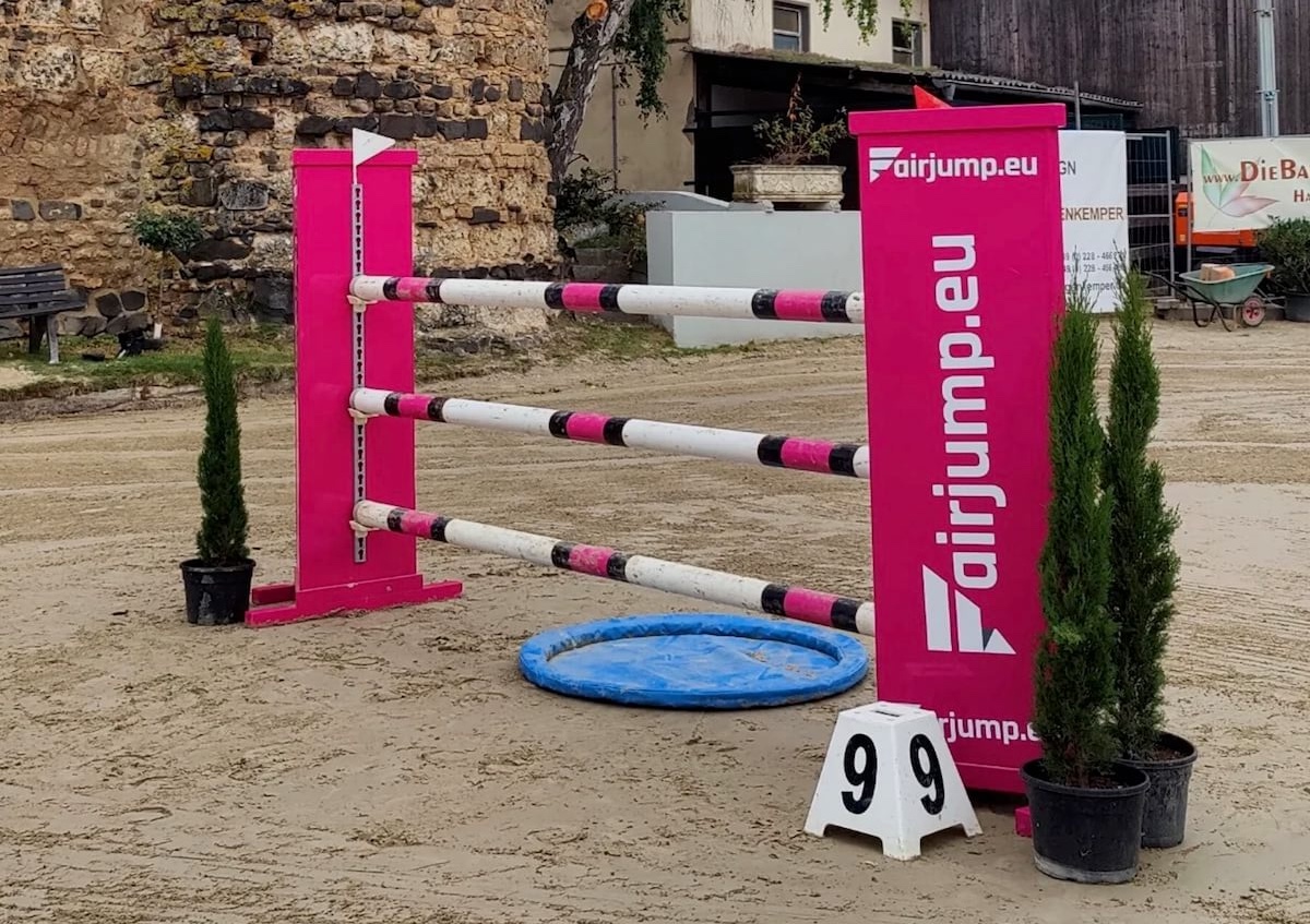 FAIRJUMP.eu Individuelle Werbeständer für den Pferdesport