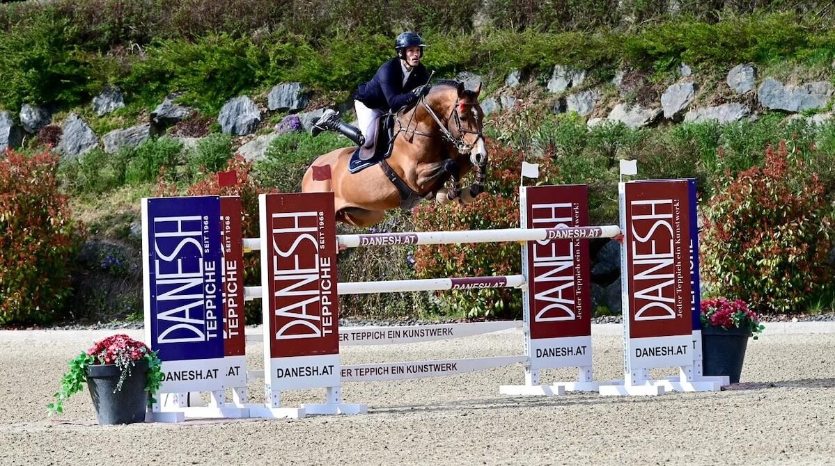 FAIRJUMP.eu Individuelle Werbeständer für den Pferdesport